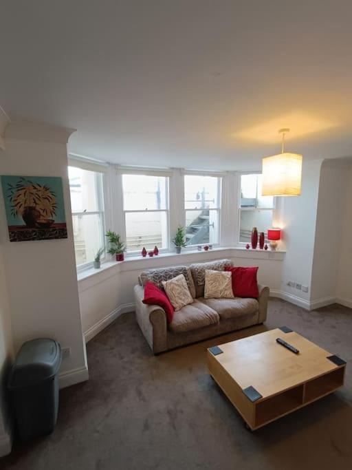 Seafront Apartment In Eastbourne Exterior photo